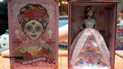 Mrtvá Barbie: Oslava tradice, nechutnost, nebo komerce?