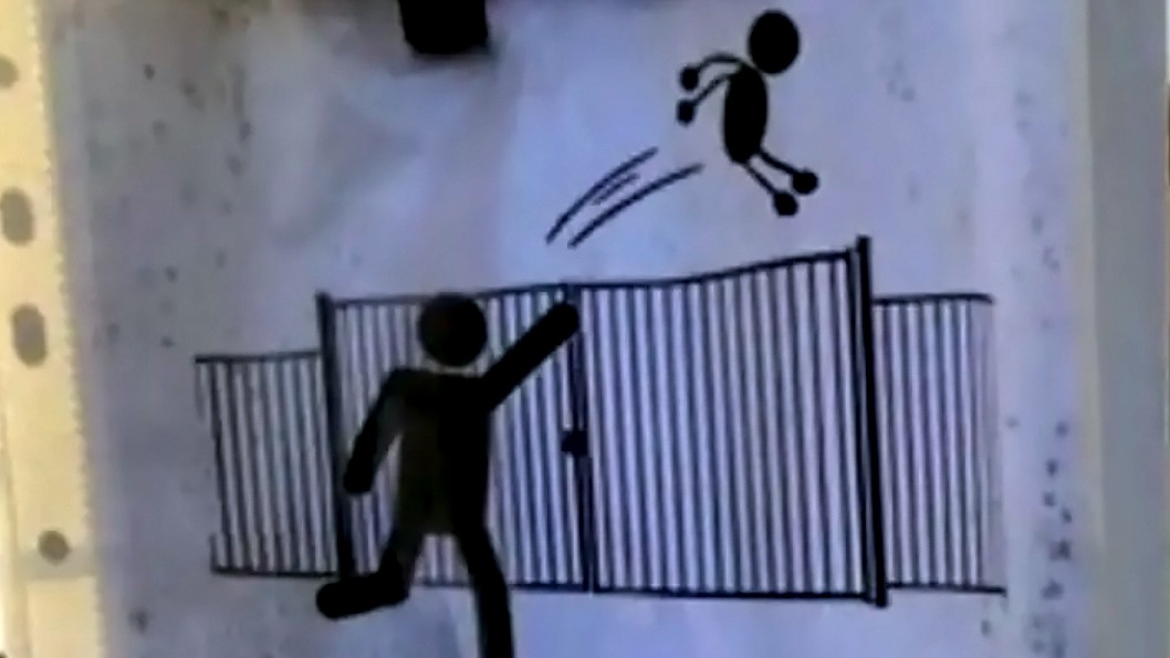 Opozdilci, neházejte děti přes plot!