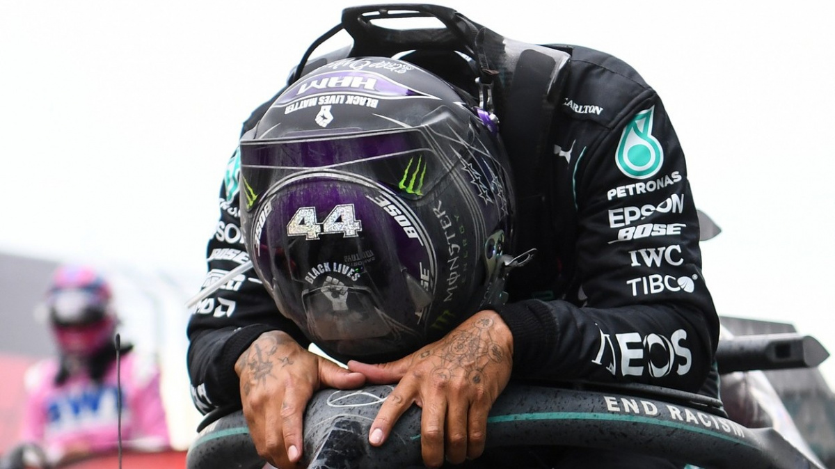 Lewis Hamilton sedmým titulem vyrovnal Schumacherův rekord