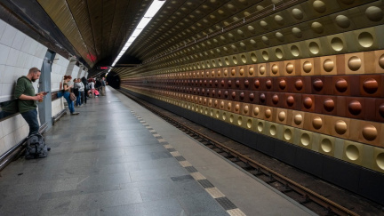 V pražském metru ubyly od září kvůli covidu miliony cestujících