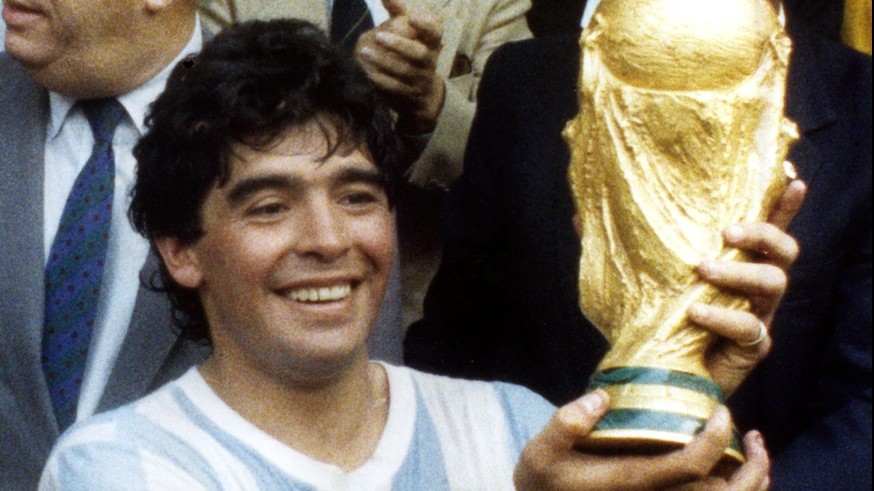 Zemřel fotbalový génius Diego Maradona