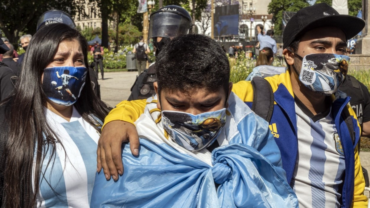 Davy lidí se poklonily Maradonovi, pohřben byl na přání rodiny už ve čtvrtek