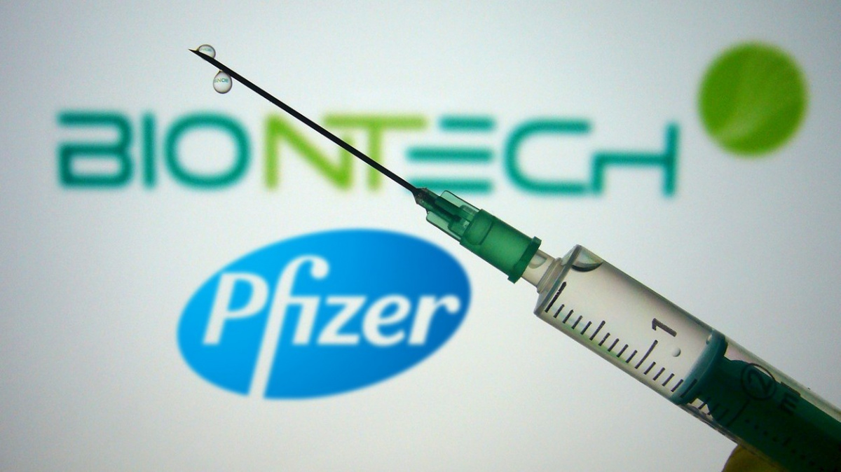 Británie schválila vakcínu Pfizer/BioNTech, Interpol varuje před falešnými vakcínami