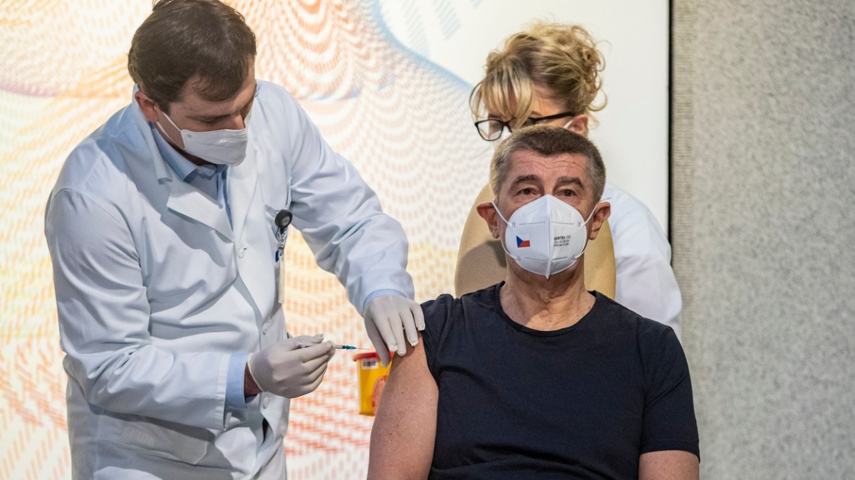 Česko zahájilo očkování proti covidu; začala platit přísnější opatření