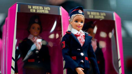 Barbie v nové uniformě má zvěčnit historickou změnu předpisů