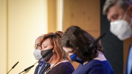 Medici nebudou platit daně a odvody, skiareály dostanou kompenzace