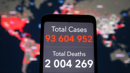V pátek přibylo v Česku 9230 případů covidu-19, ve světě zemřelo přes dva miliony nakažených