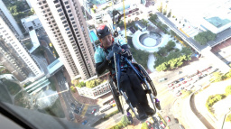 Vozíčkář zdolal hongkongský mrakodrap