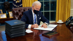 Biden už úřaduje: Návrat ke klimatické dohodě, konec mexické zdi