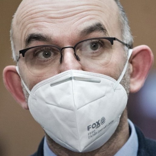 Data a grafy ukazují, že Blatný s covidem blafuje