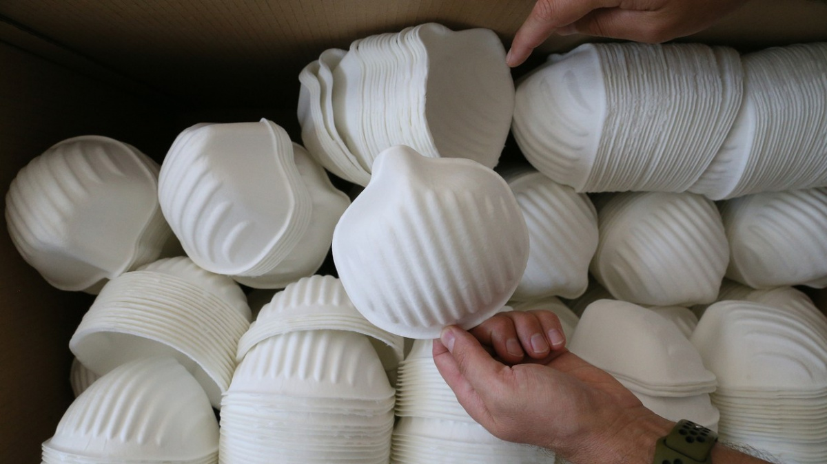 Darované linky z Tchaj-wanu zahájily v Kunraticích výrobu respirátorů