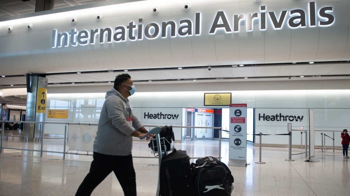 Testy a karanténa v hotelu: Velká Británie zpřísňuje podmínky pro příjezd do země