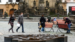 Podle výzkumu téměř polovina Čechů nezůstává doma s příznaky covidu