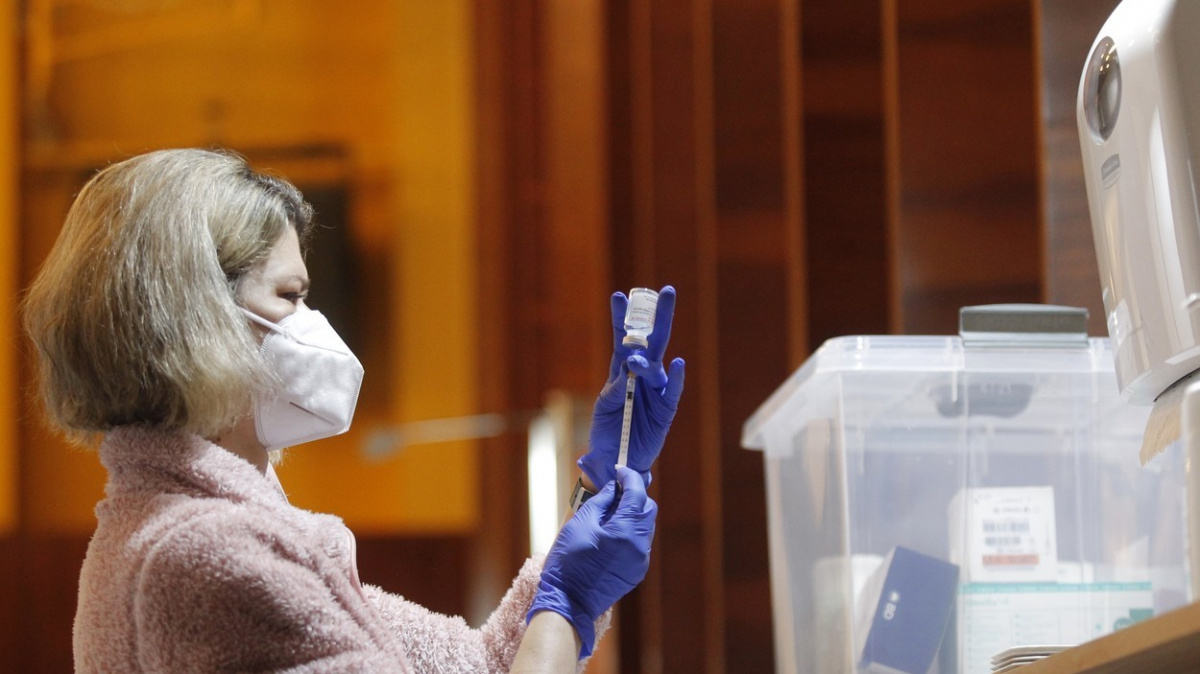 Vakcínový boj o vliv aneb jak Západ zůstává pozadu, píše The Guardian