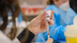 Druhá dávka AstraZeneky se podle vakcinologa má podat za 12 týdnů