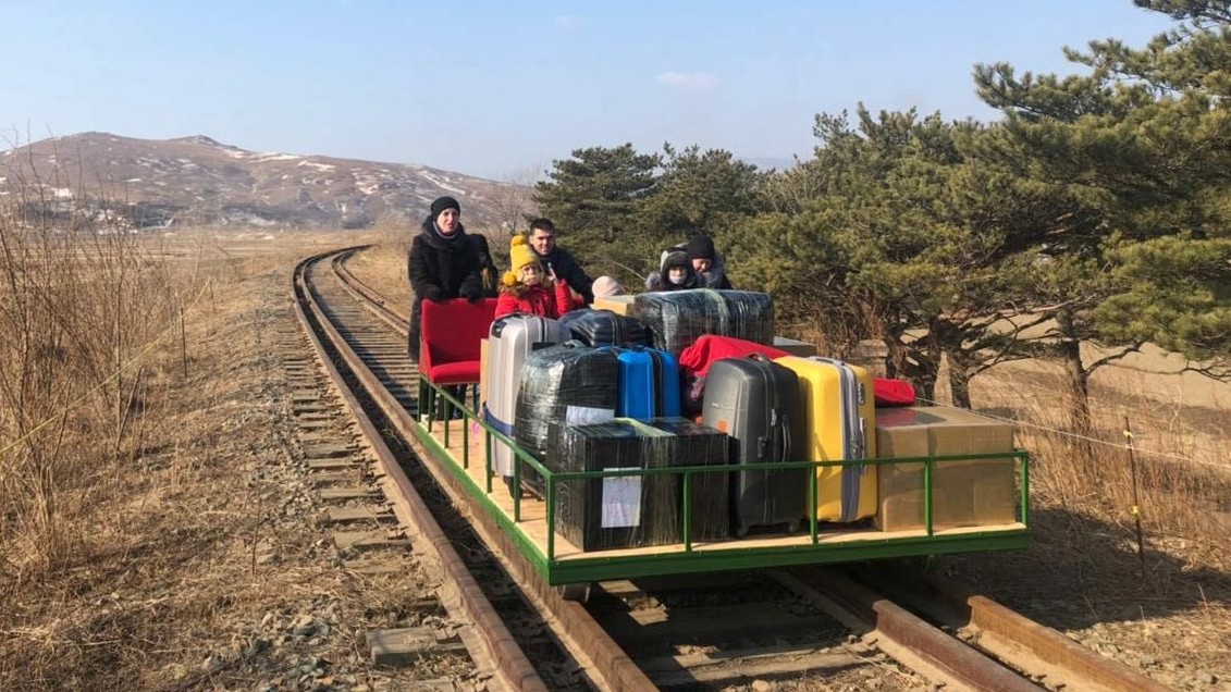 Ruští diplomaté odjeli z KLDR na ručně tlačené drezíně