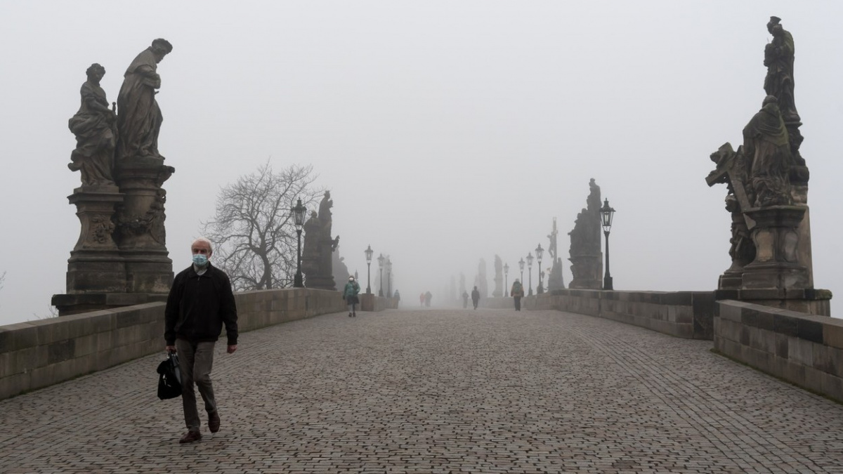 V Česku platí přísnější pravidla: Lidé nesmějí opustit okres, povinné jsou respirátory