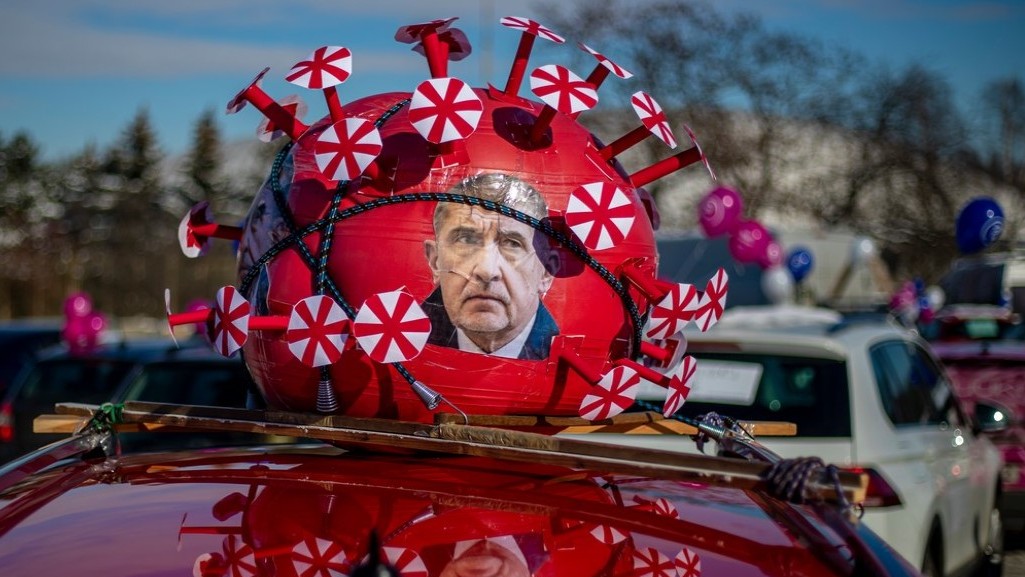 Všichni jste ‚sprostí podezřelí‘, vzkazuje vláda zaměstnavatelům