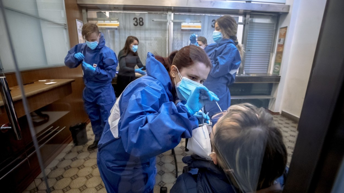 Testování ve firmách: Nedodržování opatření a nedostatek testovacích míst pro veřejnost