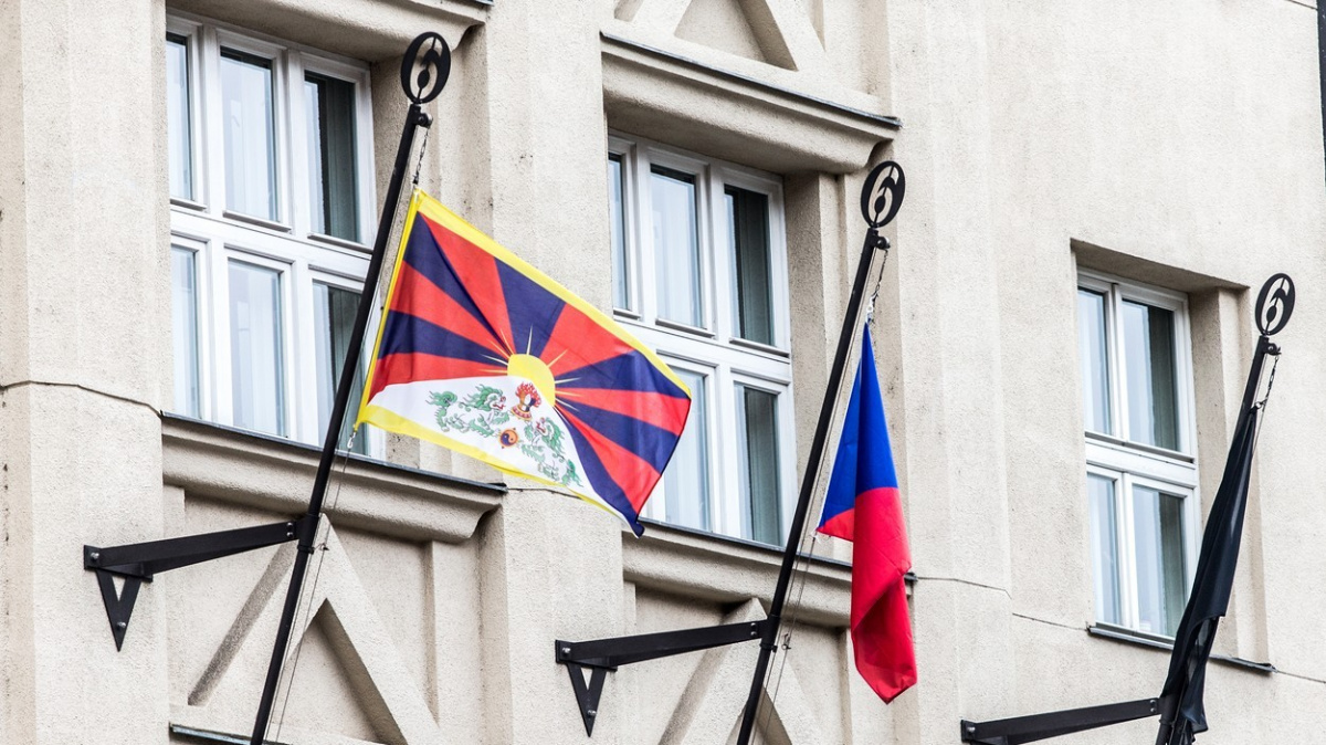 Vlajka pro Tibet: Připojí se obce i Senát. Aktivisté připomenou upálené Tibeťany
