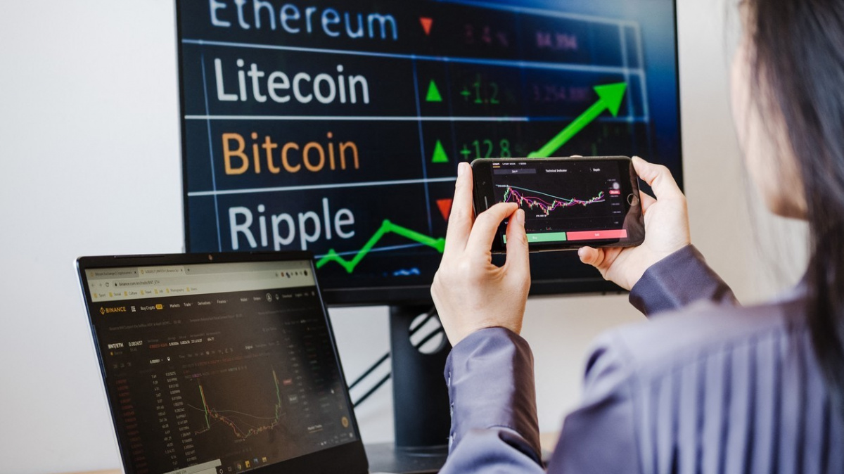 Do kryptoměn investovalo podle průzkumu osm procent Čechů