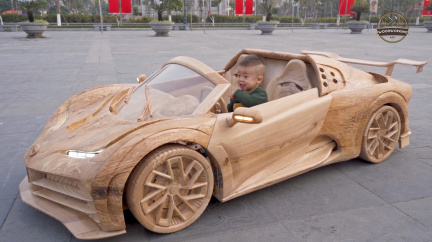 OBRAZEM: Malý chlapec dostal nejnovější model Bugatti. Vyrobil mu ho táta-truhlář