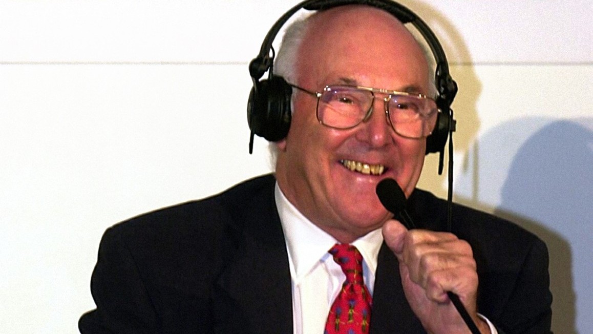 Zemřel legendární komentátor formule 1 Murray Walker