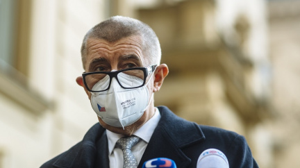 Zmatečný nákup testů do škol: Babiš chce změnit specifikaci