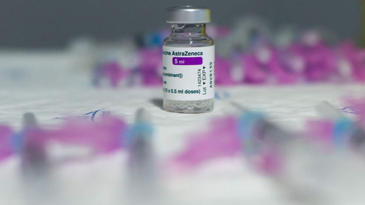 Vakcína AstraZeneca není spojená s výskytem krevních sraženin, informuje EMA