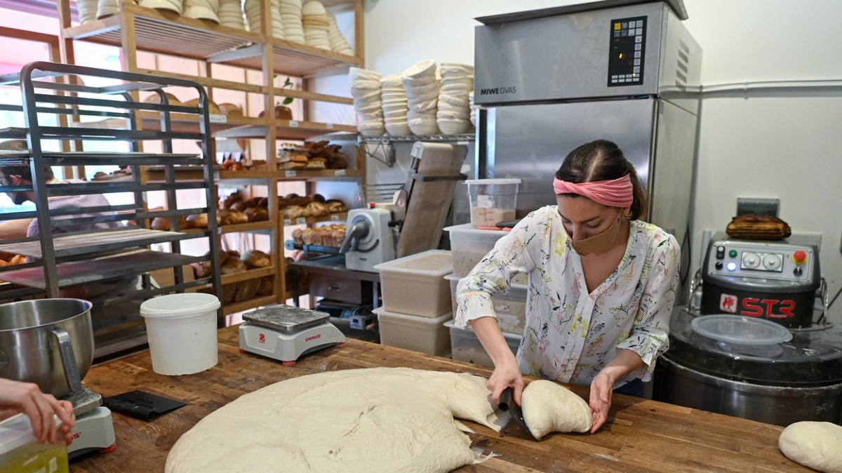 'Kvásková Sophia' v lockdownu vsadila na chleba. Před jejím pekařstvím stojí davy