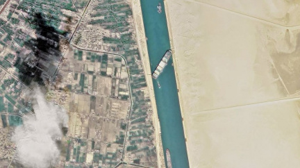 Patálie v Suezu oživila plány na jiné možnosti dopravy. Že by za tím byla kletba faraonů?