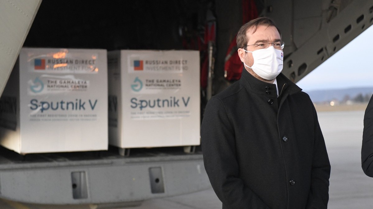 Sputnik na Slovensku není stejný jako v jiných zemích. Ruský fond žádá zemi, aby vakcínu vrátila