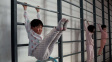 Dril k slzám i cvičení hrou: Jak trénují dětské naděje čínské gymnastiky