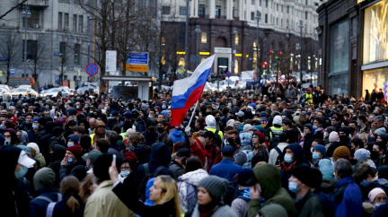 Proti válce na Ukrajině a divoké propagandě. V Rusku se protestovalo na podporu Navalného