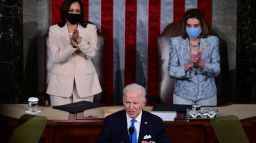 Amerika se dala do pohybu. Joe Biden 100 dnů prezidentem