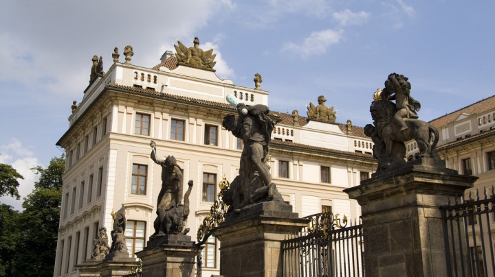 Večírek na střeše Arcibiskupského paláce řeší policie. Byl tu Dukův sekretář i velitel Hradní stráže