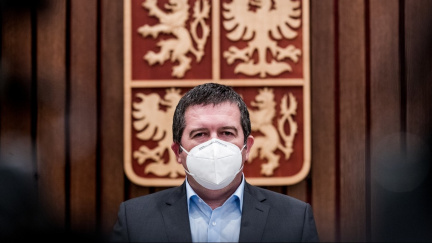 Babiš mlčí, šéfové tajných služeb se nedostali ke slovu. Poslanci nedokončili debatu o Hamáčkovi