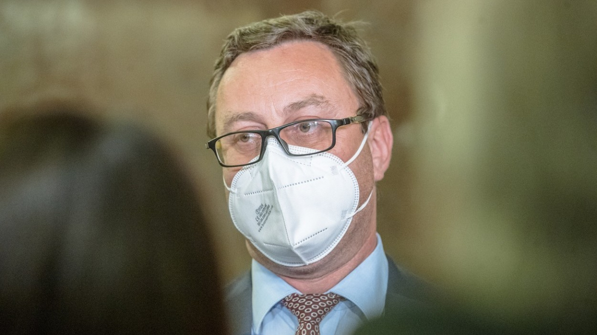 Šéf žalobců Zeman odmítá, že by překročil kompetence v informování o vrbětické kauze