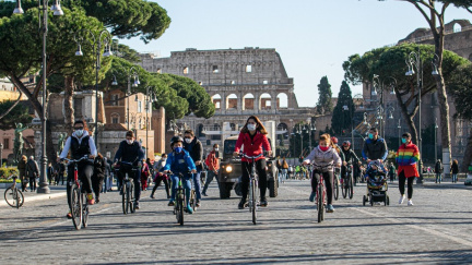 Kolem Kolosea na kole. Řím se otevírá cyklistům, i když pomalu a těžkopádně