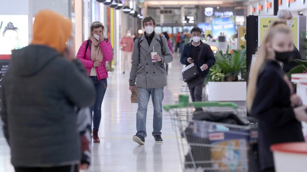 Nejmíň pozitivních od konce srpna. Otevírají se obchody, děti se vrací do škol