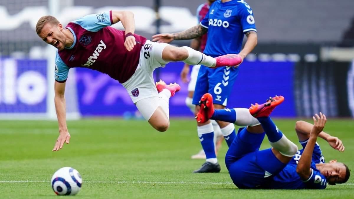 Nejlepší ve vzduchu, méně kreativity. Jak se změnil Souček v Premier League?