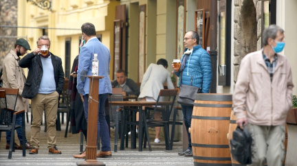 Počet nově nakažených klesl k tisícovce. V pondělí otevřou zahrádky, rozšíří se výuka ve školách