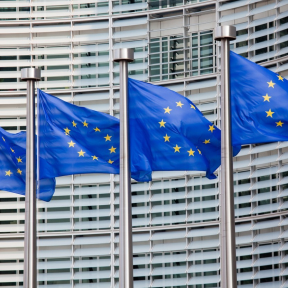 EU odkládá vyšší cla na dovoz z USA. Obě strany řeší spor, který odstartoval Trump