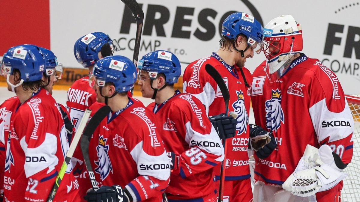 Provizorní zázemí hokejistů v Rize připomíná letištní halu