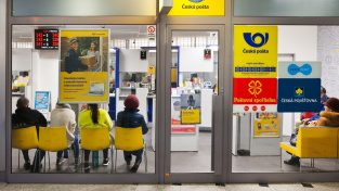 Pošta má na základě licence od státu provozovat síť nejméně 3200 poboček nebo zajistit doručování zásilek po celém území ČR (Ilustrační foto)