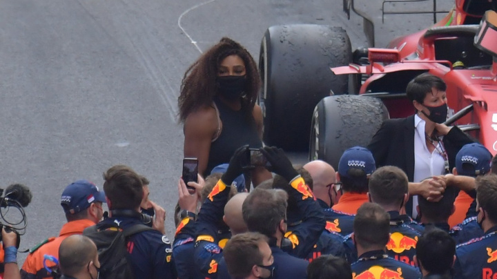 Za vtípky na Serenu Williamsovou dostal televizní komentátor padáka