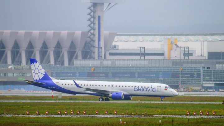 Belavia nepoletí do osmi zemí. Běloruské aerolinky kvůli zákazům ruší lety