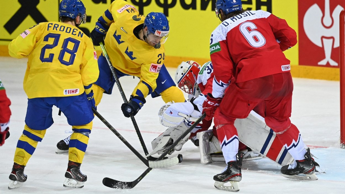 Čeští hokejisté zůstali na MS ve hře o čtvrtfinále, porazili Švédy 4:2