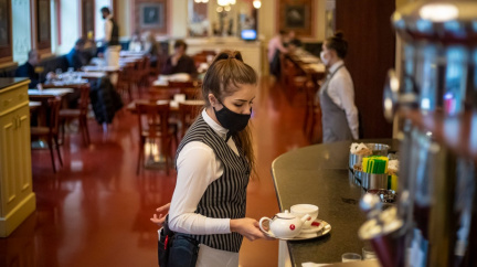 Ministerstvo rozvolňuje. V pondělí otevřou restaurace nebo bazény