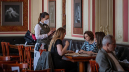 V neděli jen 113 nových případů covidu. Otevírají se restaurace, bazény a další služby